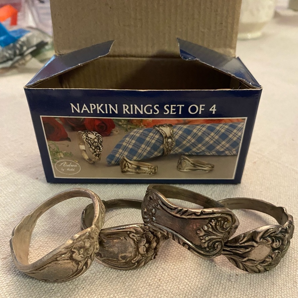 NIB Andrea by Sadek Napkin Rings Set of 4 Flatware Shaped (1.75”) Silver Tone